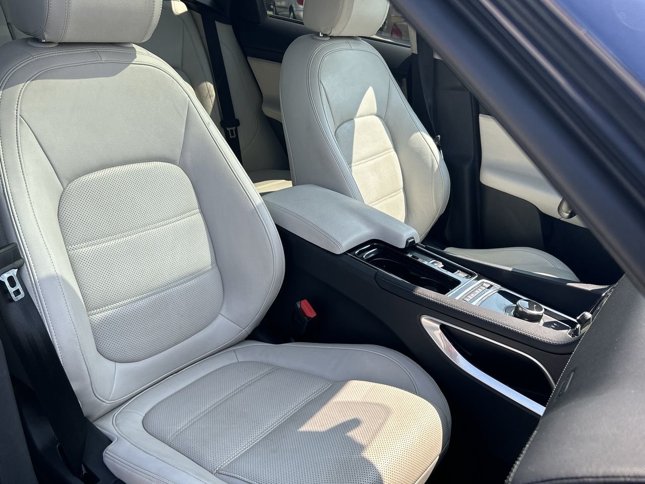Used 2019  Jaguar Prestige image 31