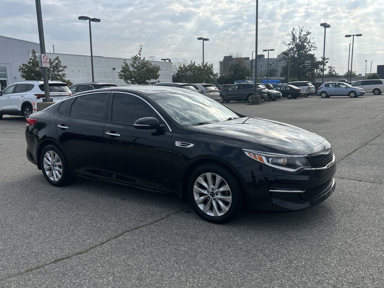 Used 2017  Kia  image 16