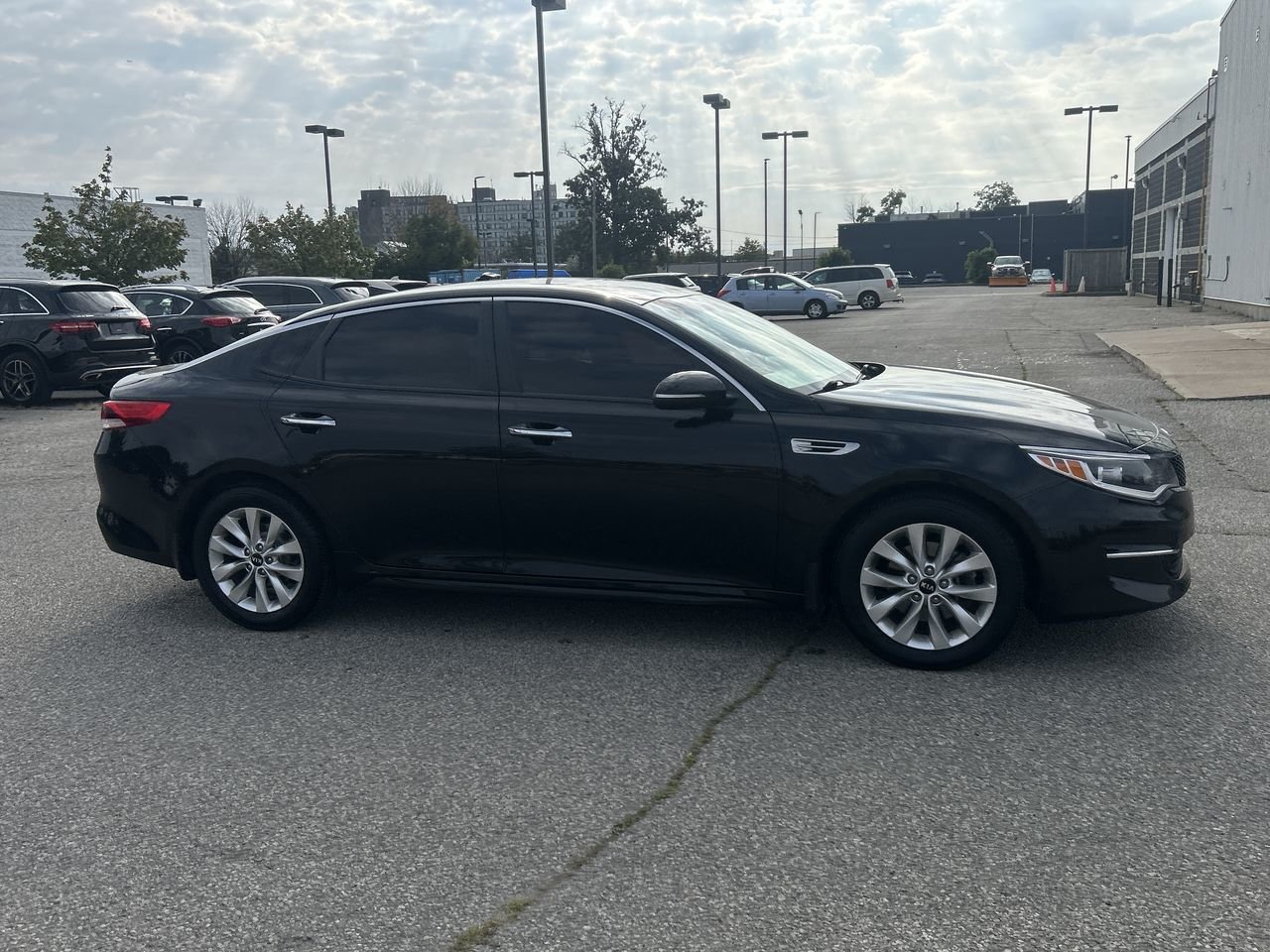 Used 2017  Kia  image 15