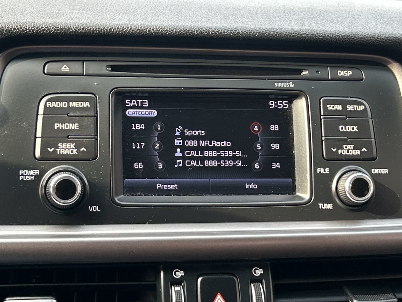Used 2017  Kia  image 23