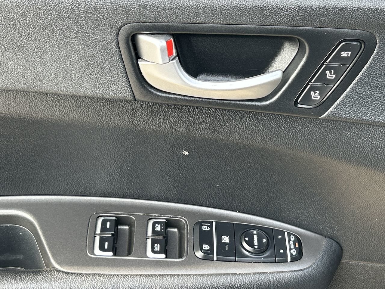 Used 2017  Kia  image 21