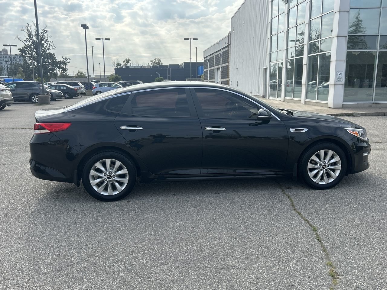 Used 2017  Kia  image 14