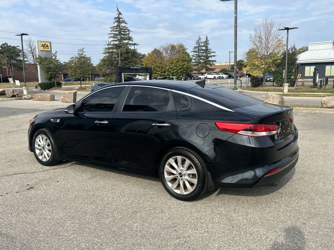 Used 2017  Kia  image 7