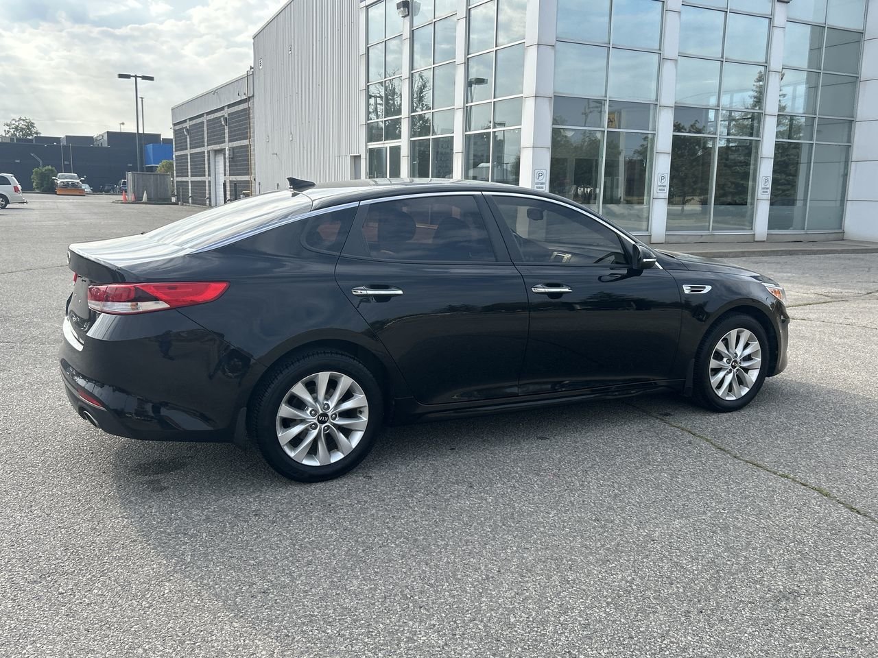 Used 2017  Kia  image 13