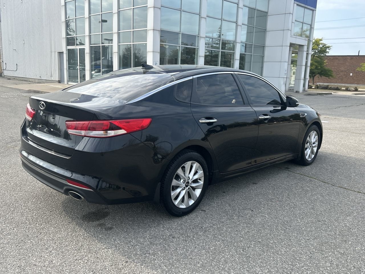 Used 2017  Kia  image 12