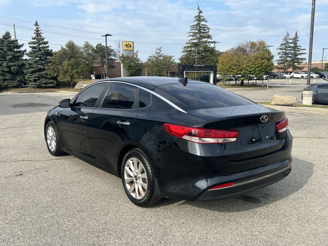 Used 2017  Kia  image 8