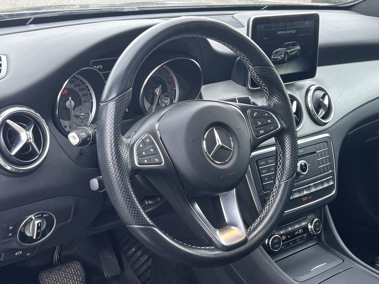 Used 2016  Mercedes-Benz GLA 250 image 21