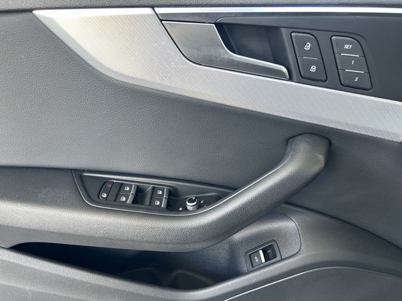 Used 2019 Manhattan Grey Met Audi 2.0T Progressiv quattro 7 sp image 21