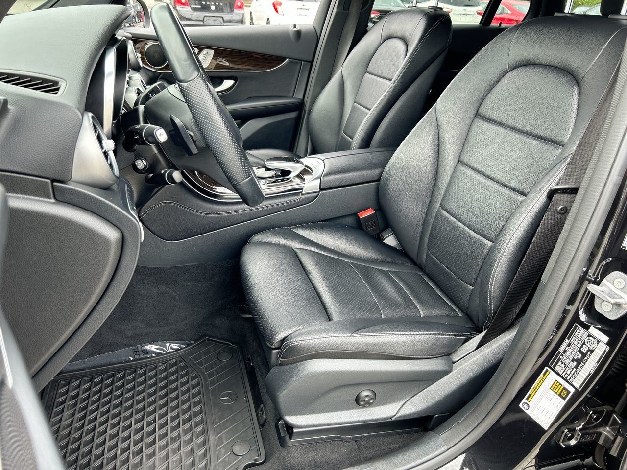 Used 2017 Obsidian Black Met Mercedes-Benz 4MATIC SUV image 19
