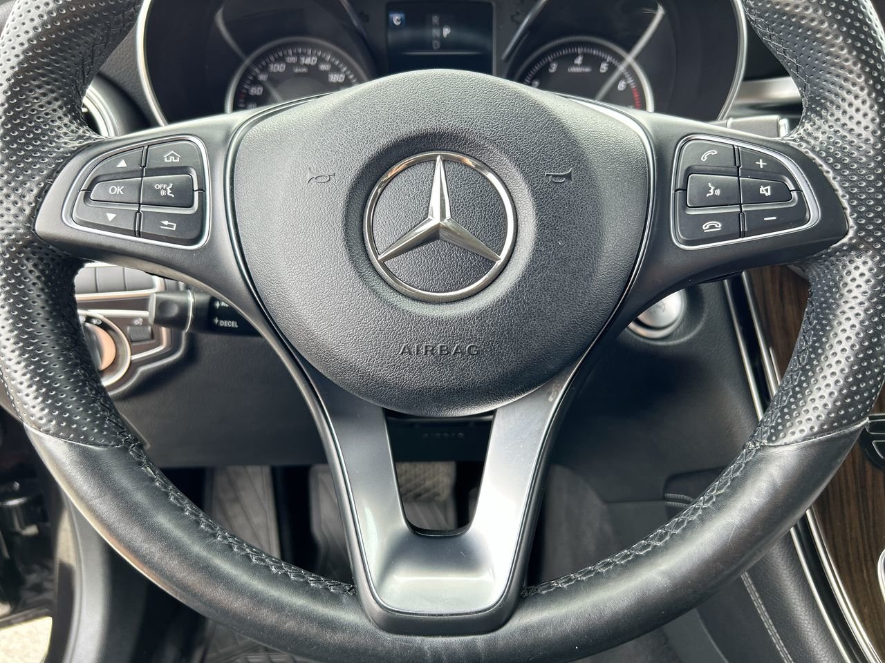 Used 2017 Obsidian Black Met Mercedes-Benz 4MATIC SUV image 22