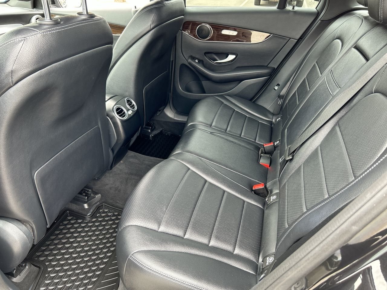 Used 2017 Obsidian Black Met Mercedes-Benz 4MATIC SUV image 30