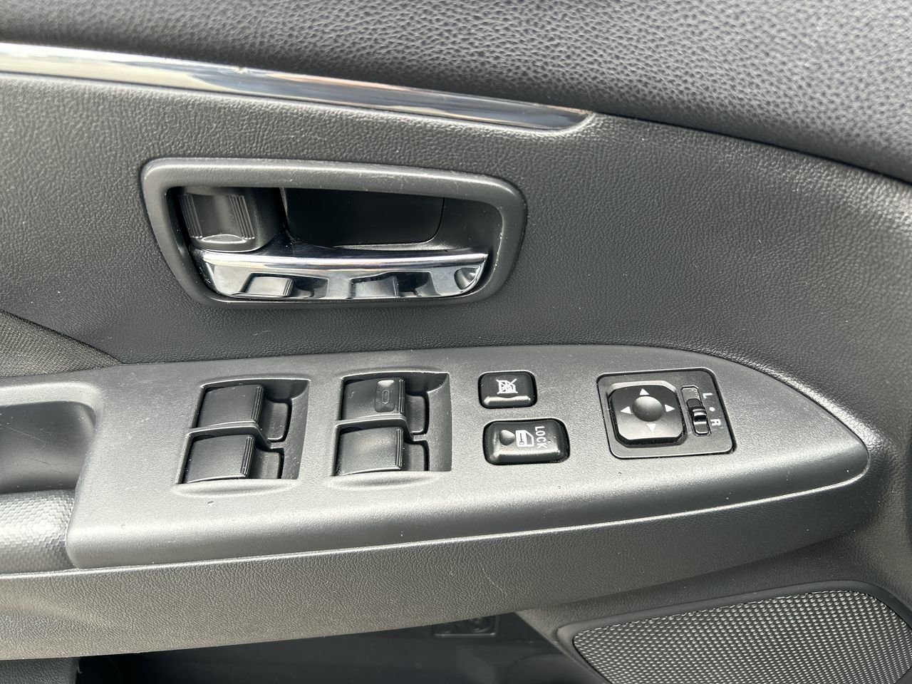 Used 2018 Labrador Black Mitsubishi 2WD SE - CVT image 21