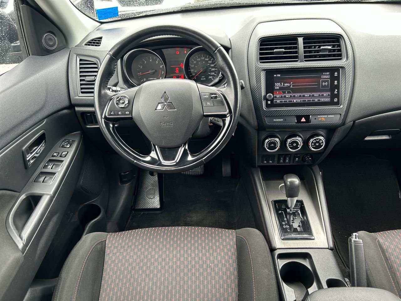 Used 2018 Labrador Black Mitsubishi 2WD SE - CVT image 28