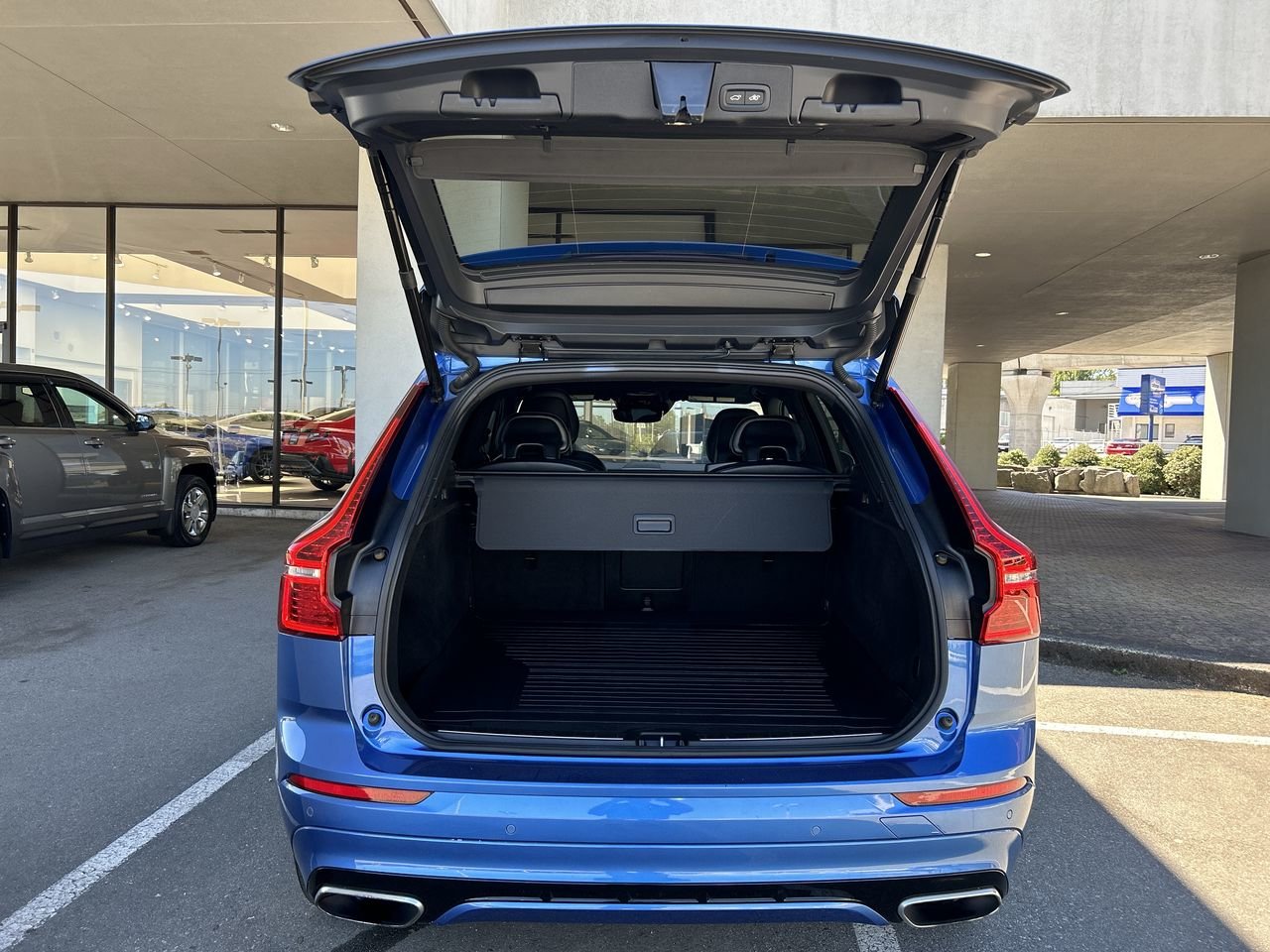 Used 2018 Bursting Blue Volvo T6 AWD R-Design image 34