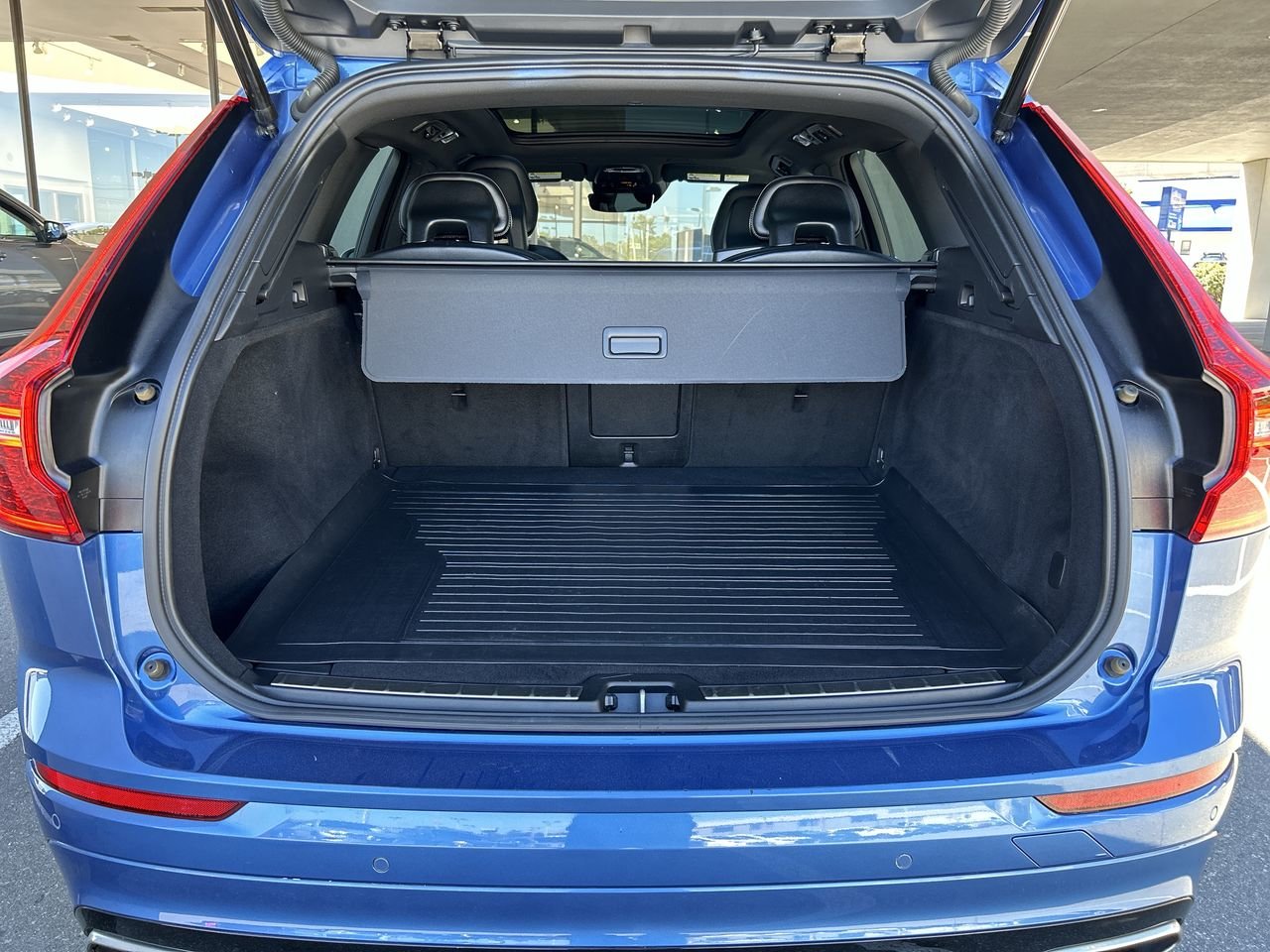 Used 2018 Bursting Blue Volvo T6 AWD R-Design image 33