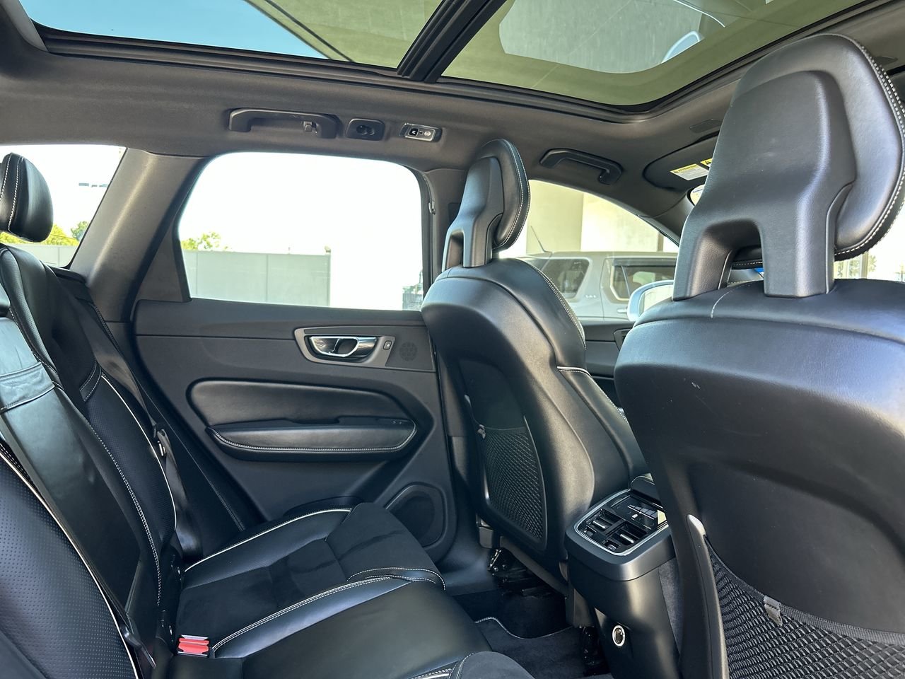 Used 2018 Bursting Blue Volvo T6 AWD R-Design image 31