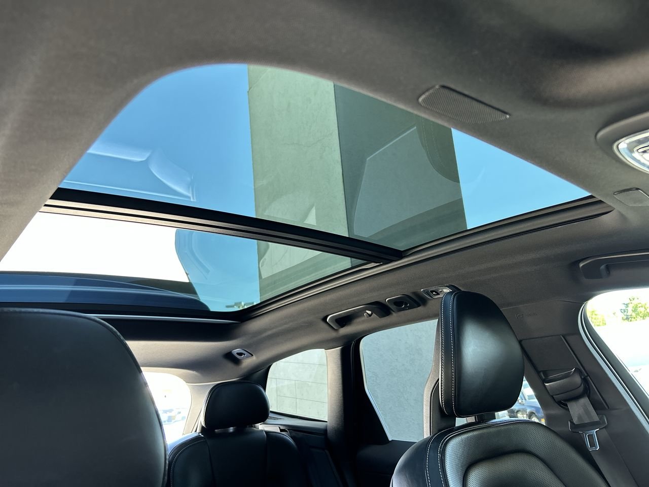 Used 2018 Bursting Blue Volvo T6 AWD R-Design image 32