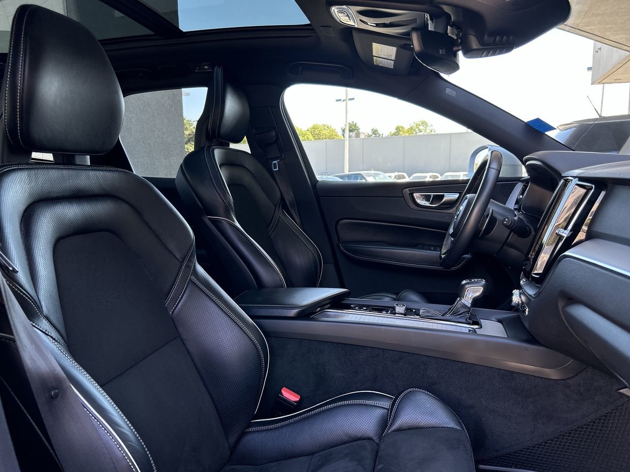 Used 2018 Bursting Blue Volvo T6 AWD R-Design image 35
