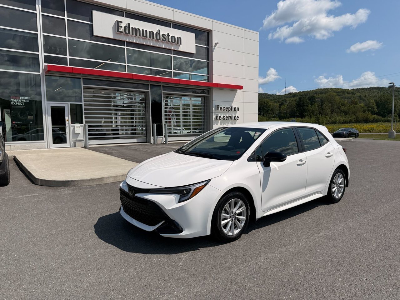 White (0040 BLANC SANS FRAIS) 2026 Toyota Corolla Hatchback  Front-Wheel Drive Automatic