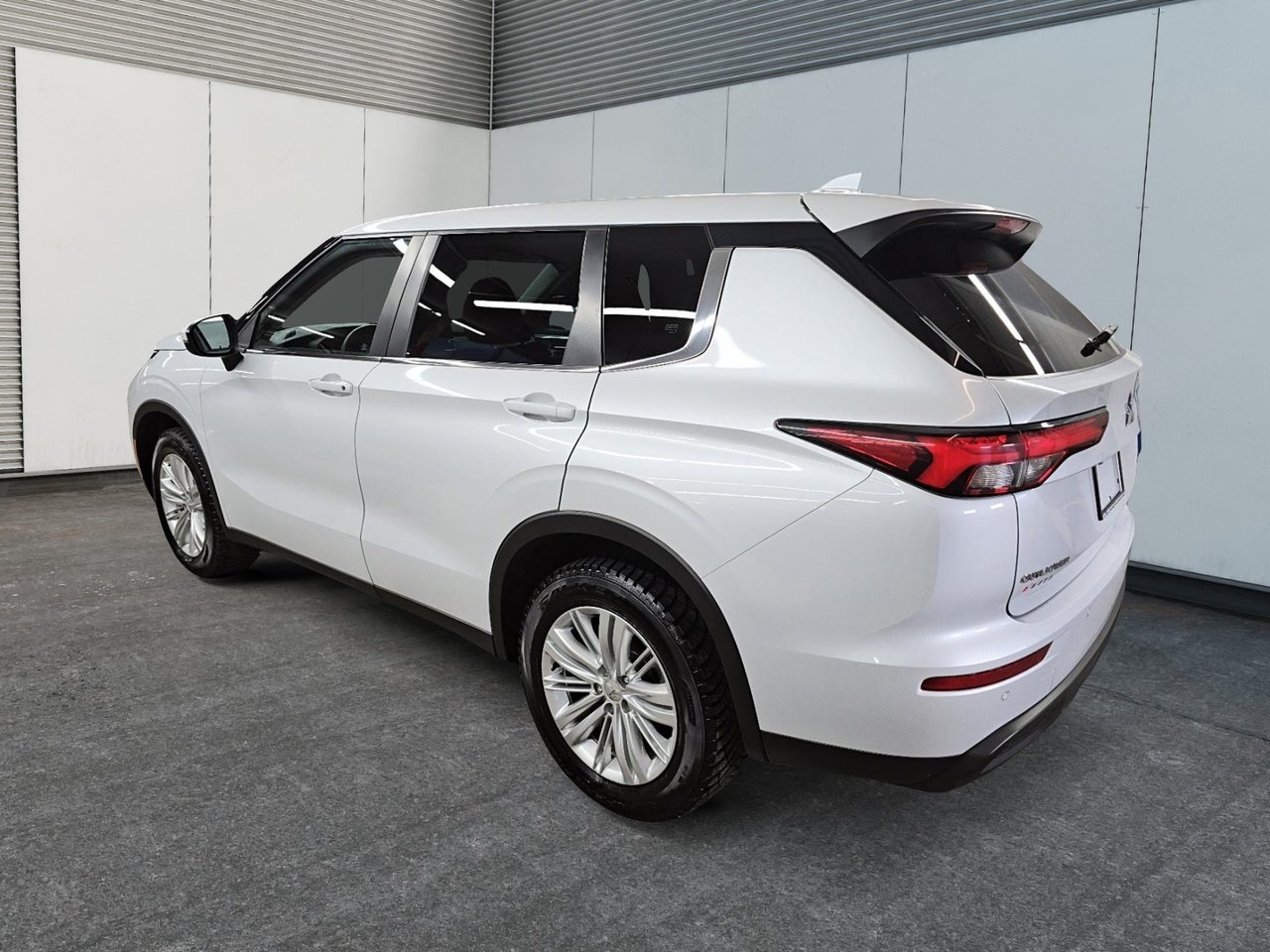 2023 Mitsubishi Outlander ES // S-AWD // 2.5L-3