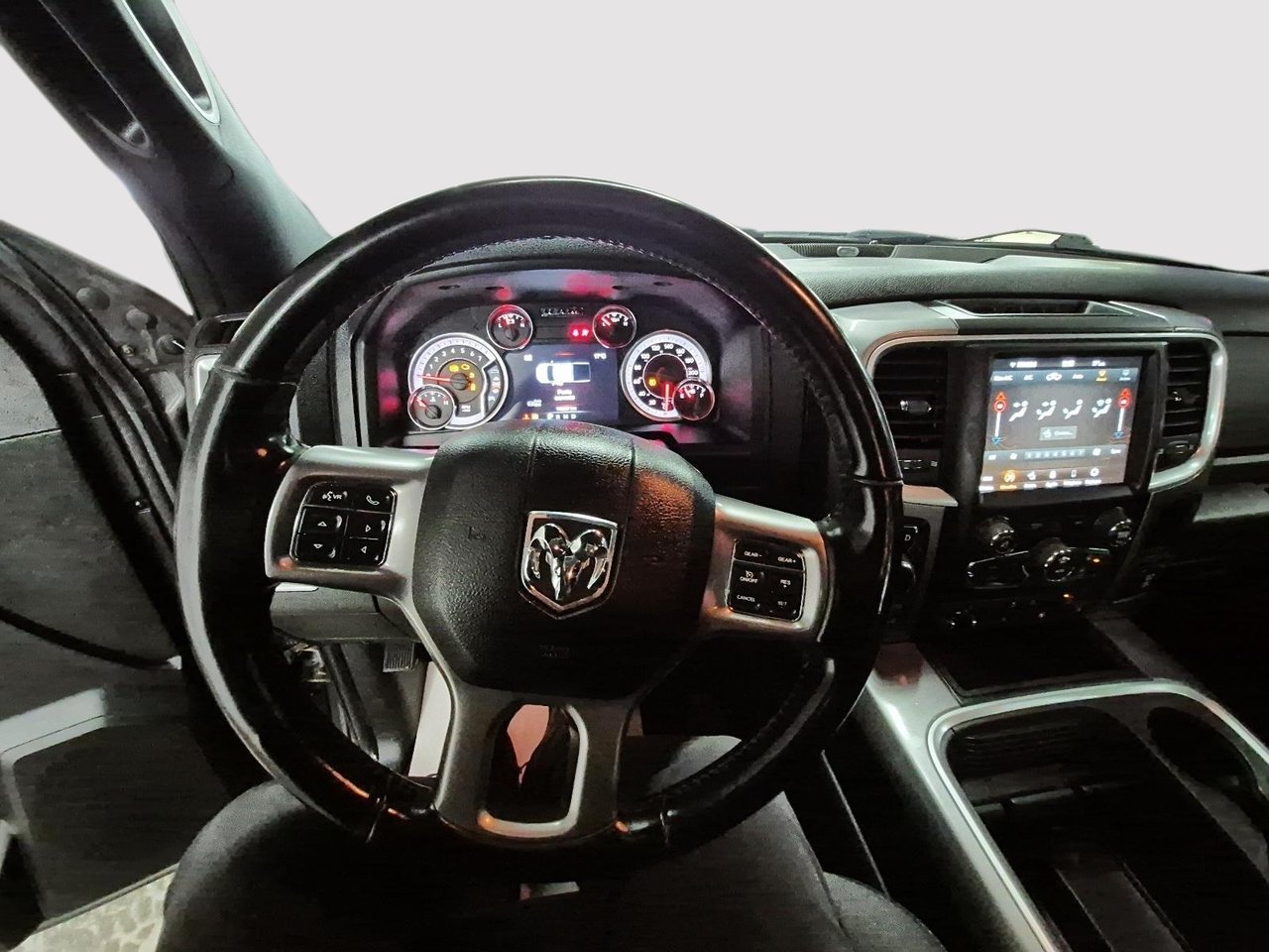 Ram 1500 Classic WARLOCK / CREWCAB / V8 2021-9