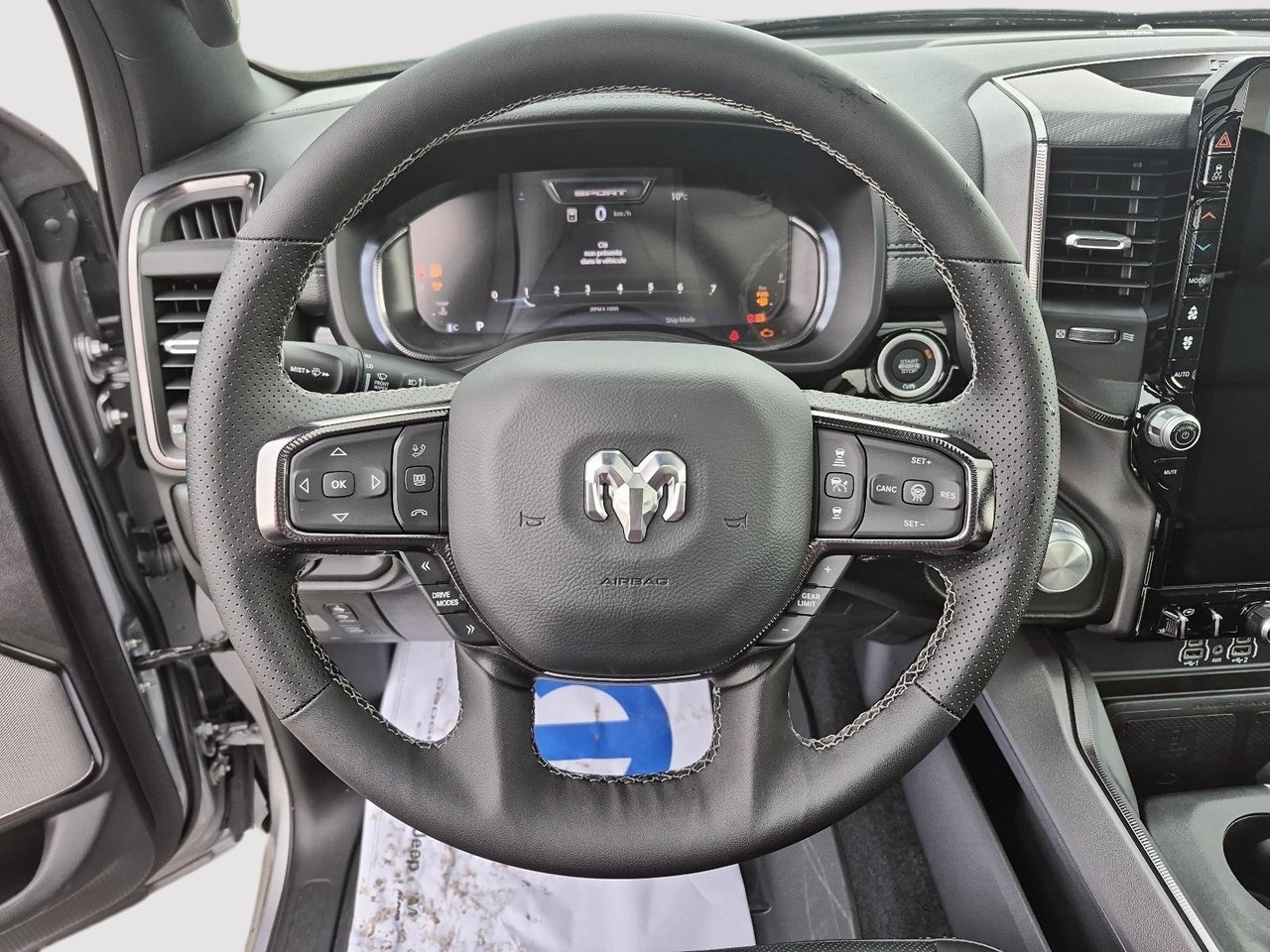 2025 Ram 1500 SPORT 4X4 CREW CAB // TOIT PANO-11