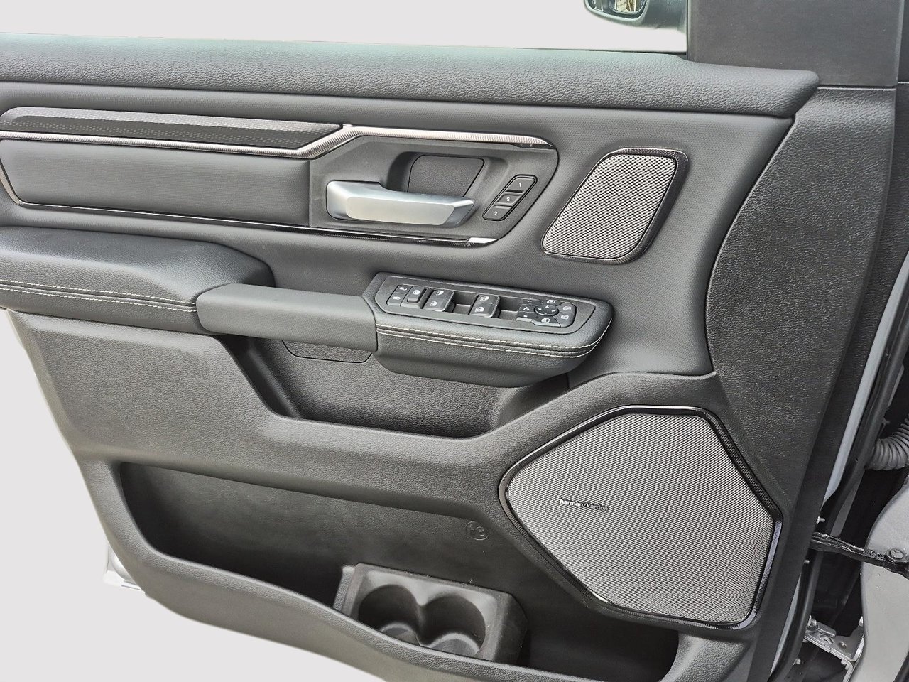 2025 Ram 1500 SPORT 4X4 CREW CAB // TOIT PANO-10