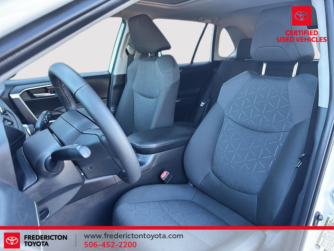 Toyota RAV4 XLE 2023-8