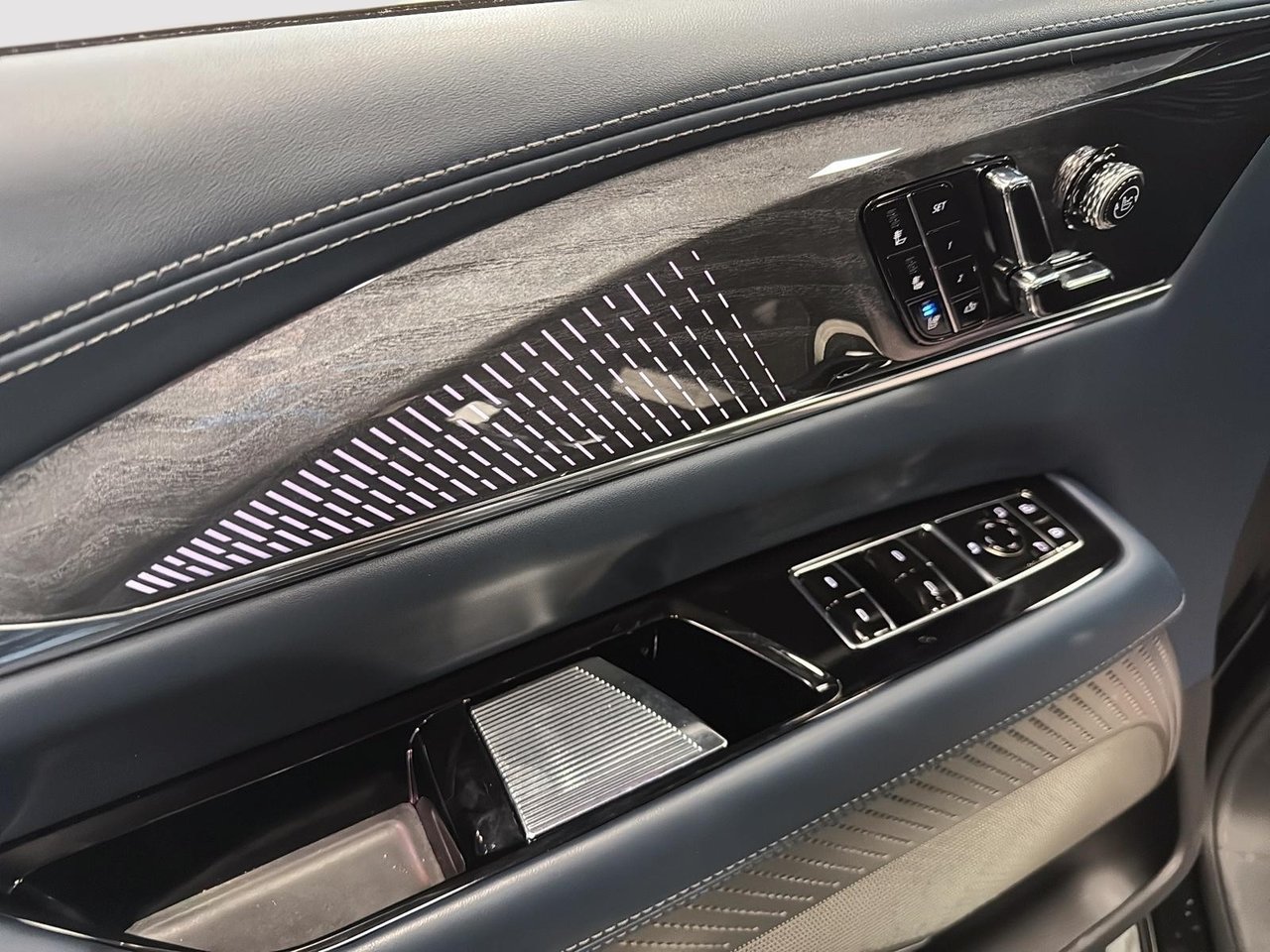 Cadillac Escalade IQ Luxury 2 2025-9