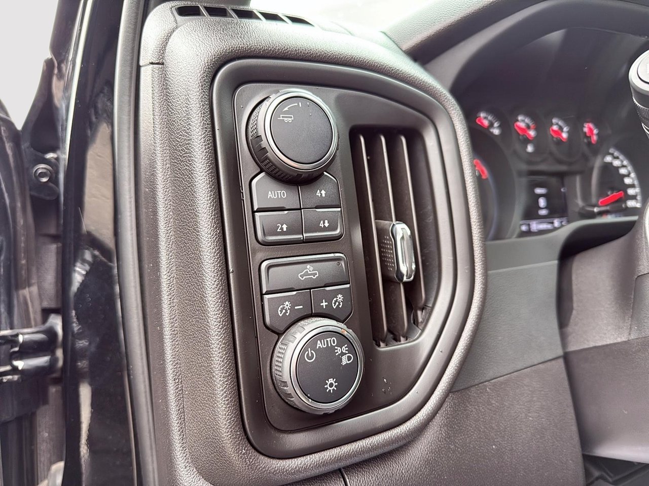 Chevrolet Silverado 1500 Custom Trail Boss 2024-11