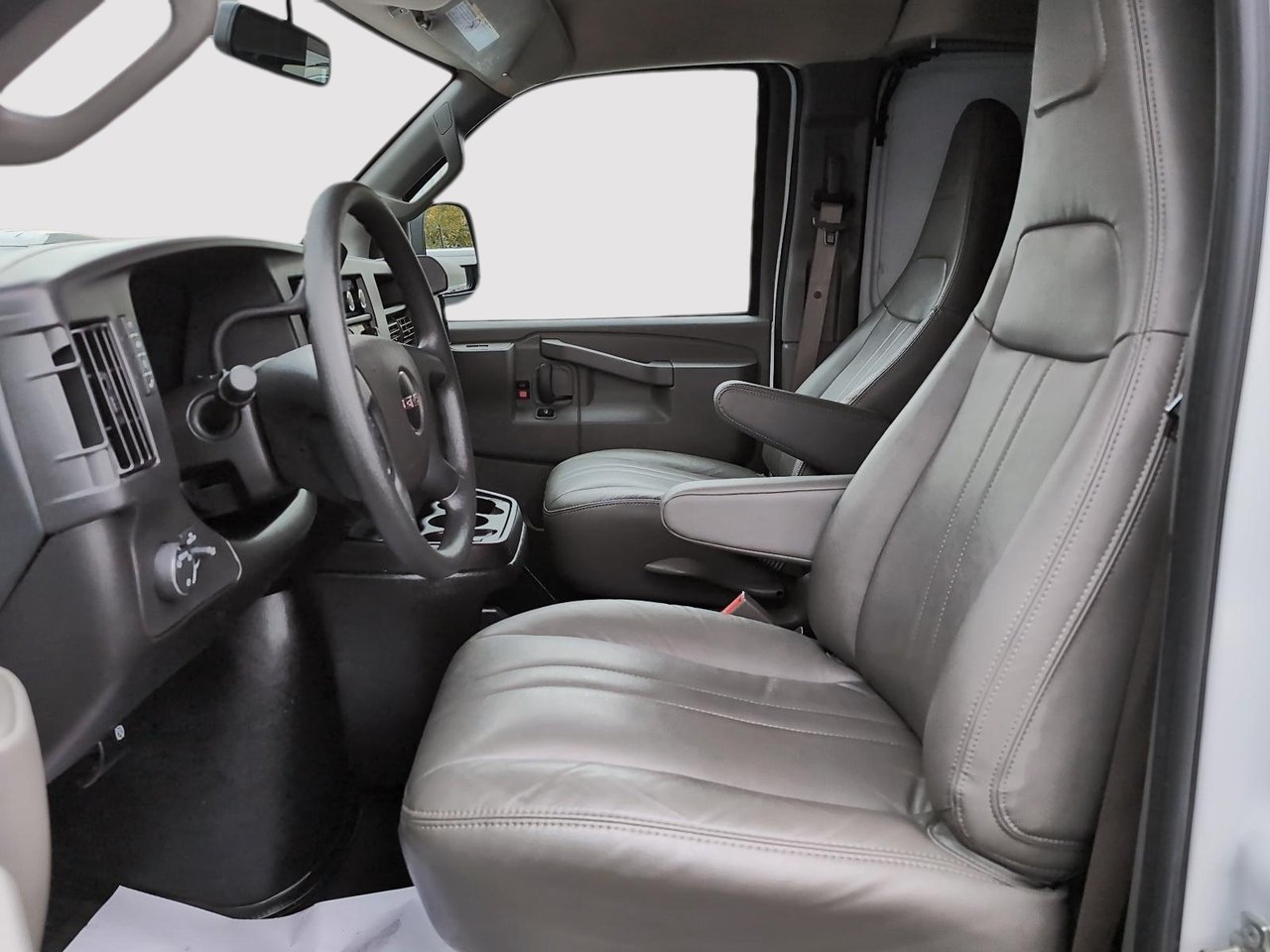 GMC Savana Cargo Van  2024-6