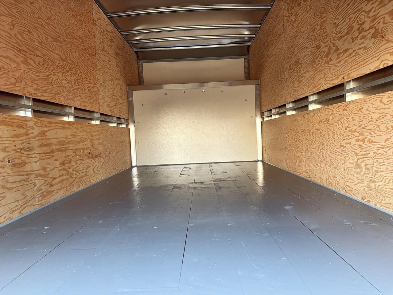 GMC Savana Commercial Cutaway  2025-15