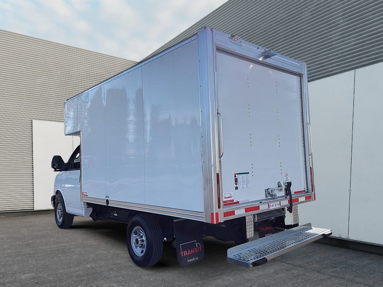 GMC Savana Commercial Cutaway  2025-3