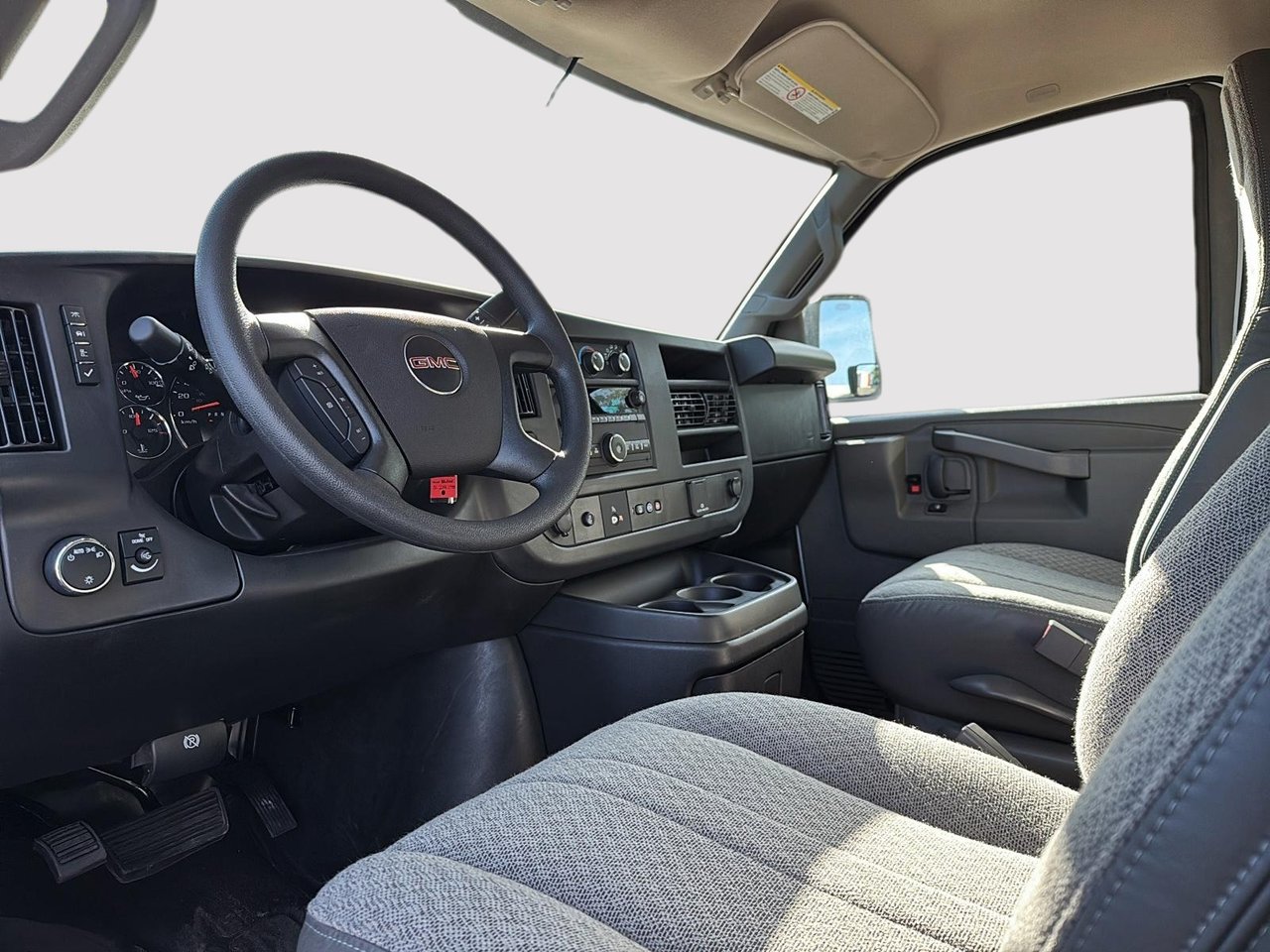 GMC Savana Commercial Cutaway  2025-8