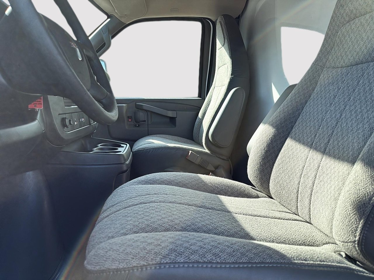 GMC Savana Commercial Cutaway  2025-7