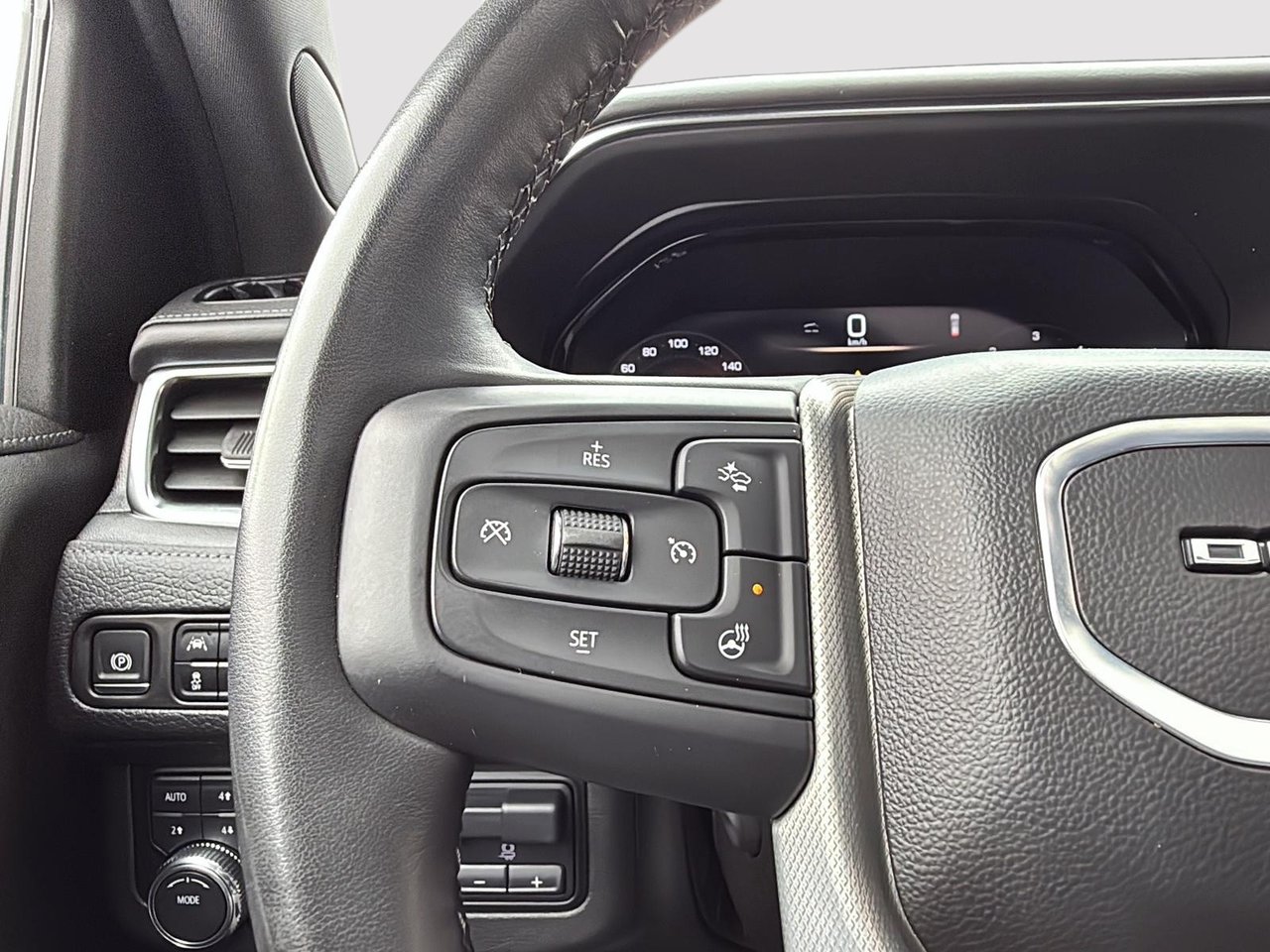GMC Yukon Denali 2024-13