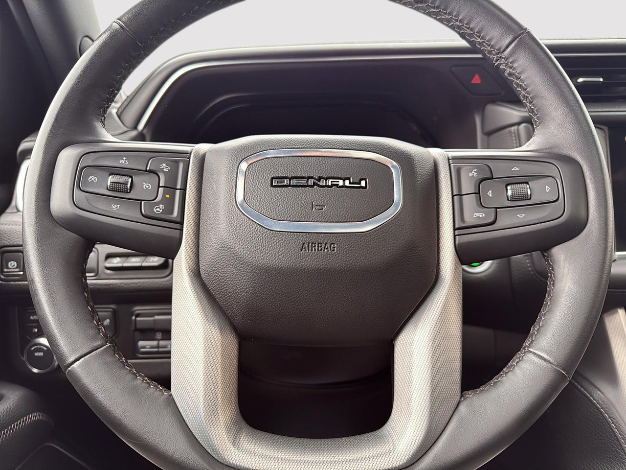 GMC Yukon Denali 2024-12