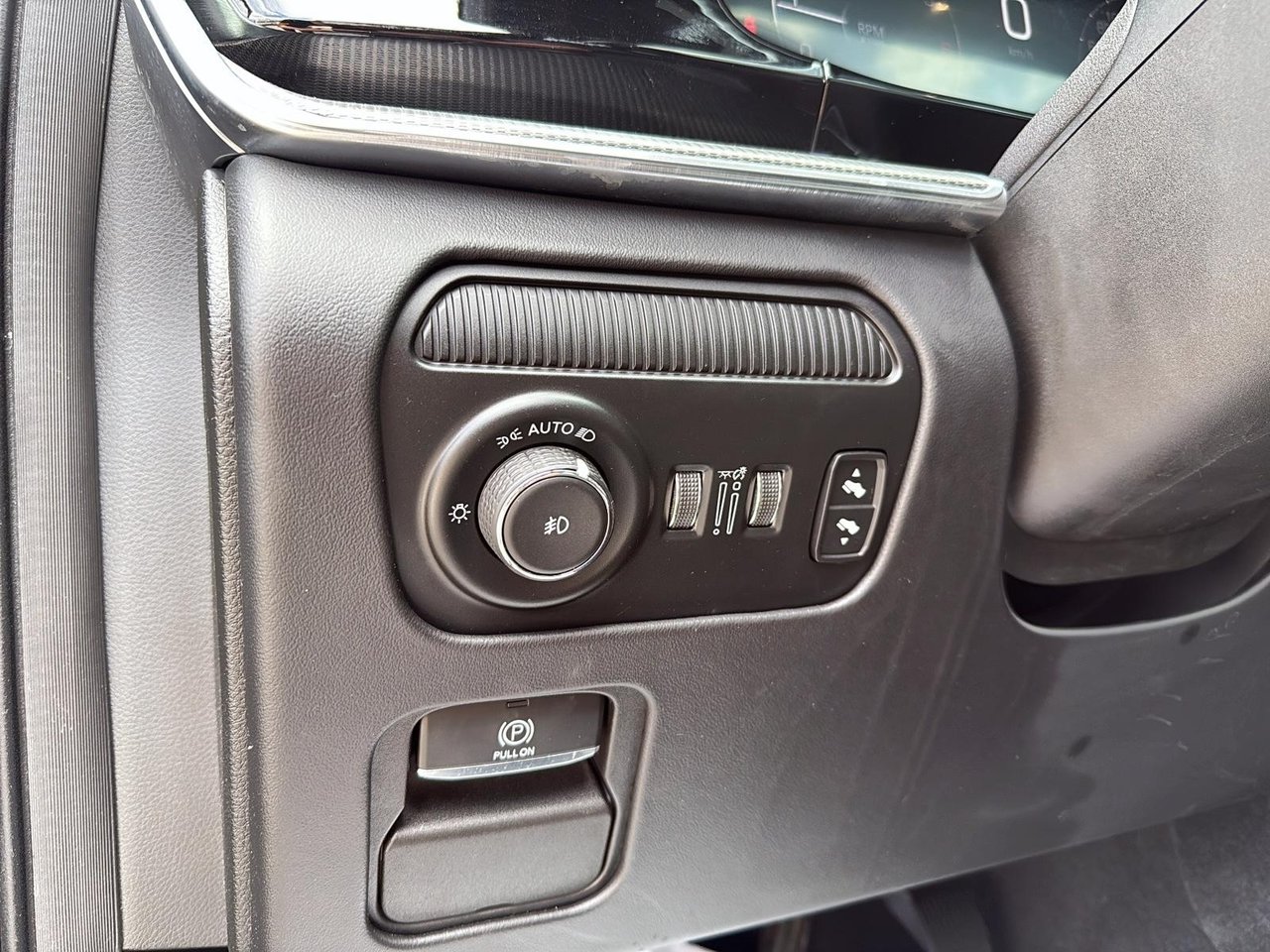 Jeep Grand Wagoneer Series II Obsidian 2023-14