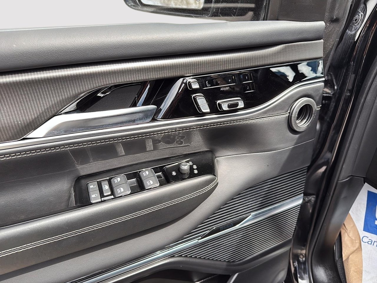 Jeep Grand Wagoneer Series II Obsidian 2023-13