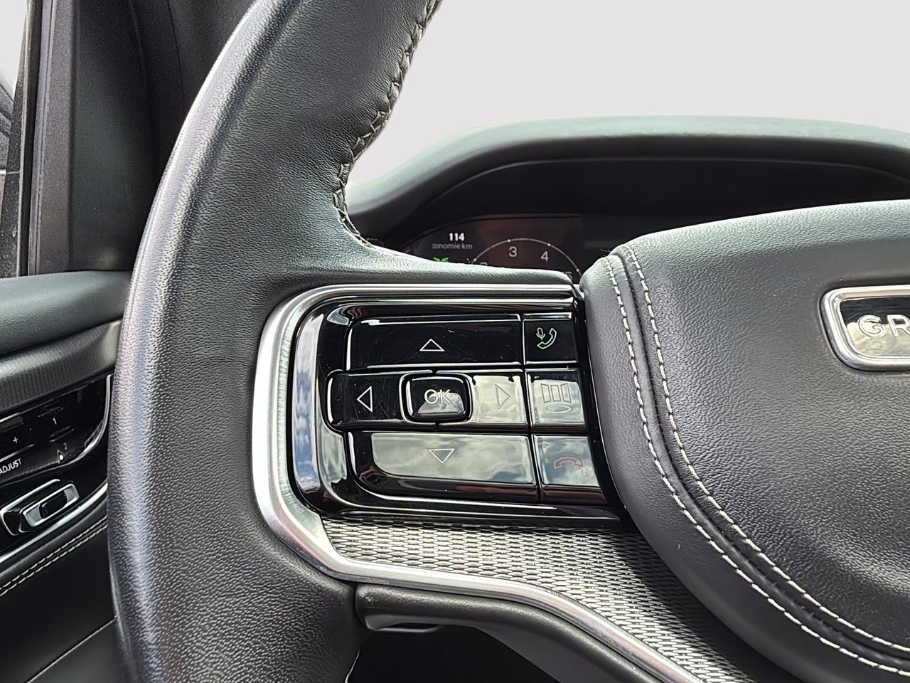 Jeep Grand Wagoneer Series II Obsidian 2023-16