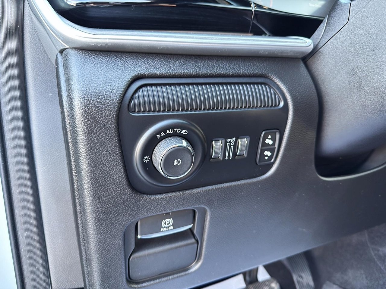 2023 Jeep Wagoneer L Series III-13