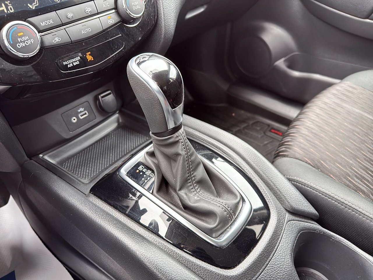Nissan Rogue  2020-16