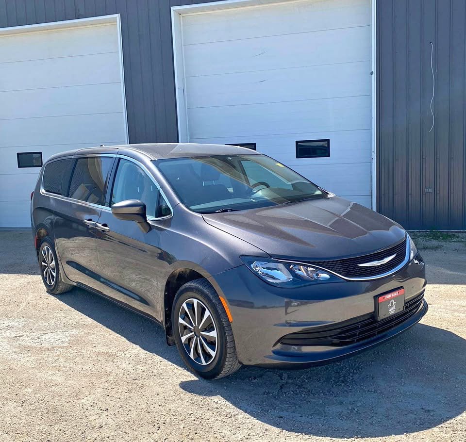 Silver 2017 Chrysler Pacifica Minivan Front-Wheel Drive Automatic