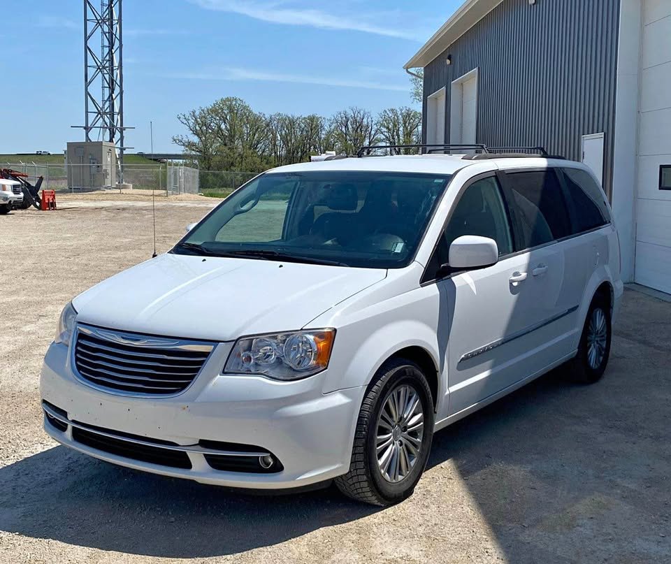 White 2014 Chrysler Town & Country Touring-L FWD Minivan Front-Wheel Drive Automatic