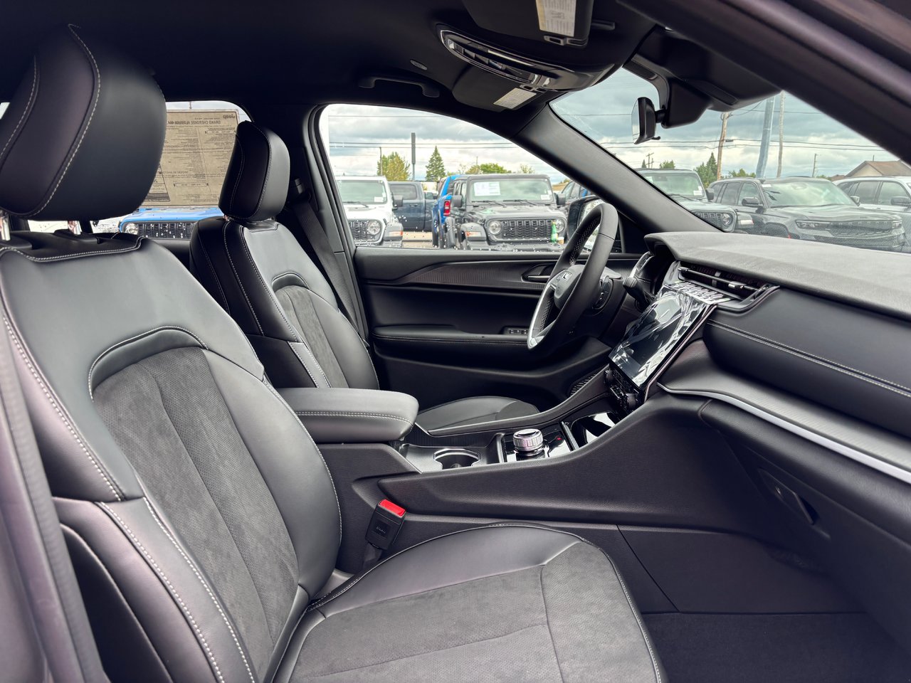 2025 Jeep Grand Cherokee LAREDO ALTITUDE-16