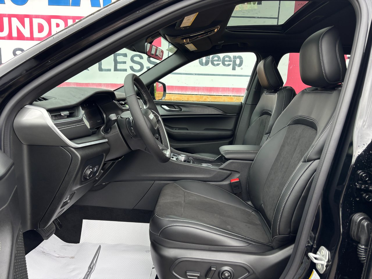 2025 Jeep Grand Cherokee LAREDO ALTITUDE-9