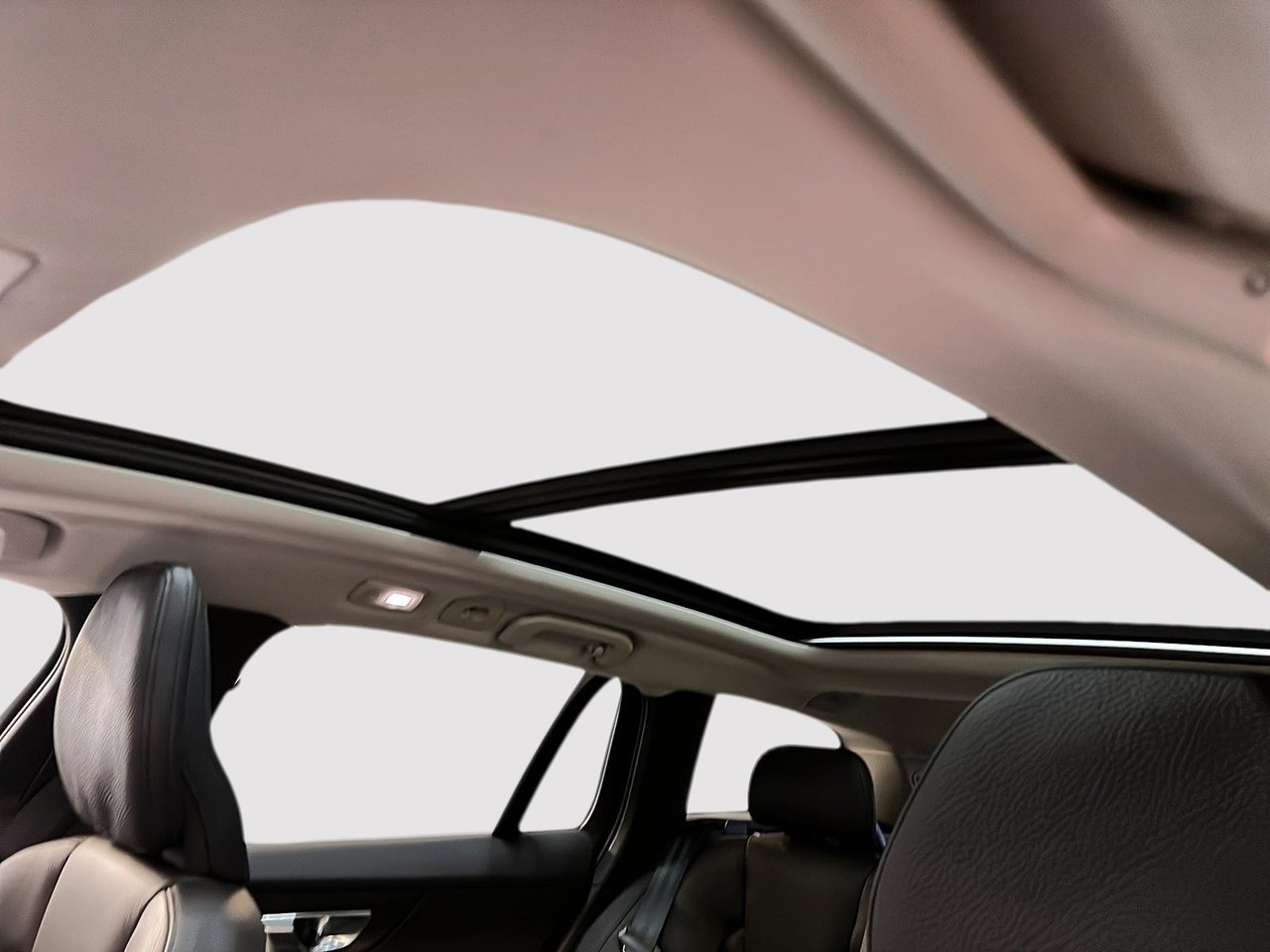 Volvo V60 B5 CROSS COUNTRY CORE CUIR TOIT PANO NAV 4RM 2025-9