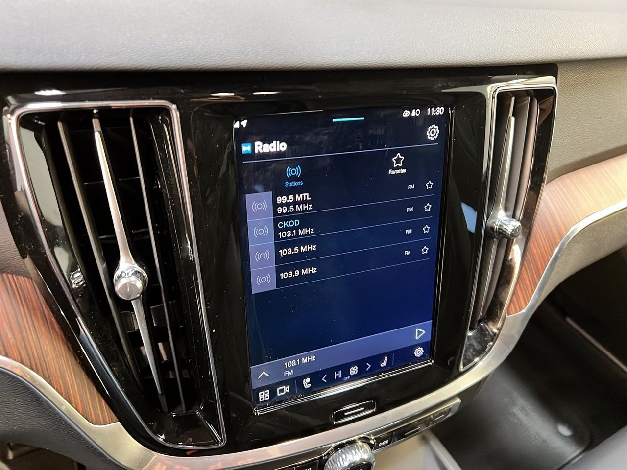 Volvo V60 B5 CROSS COUNTRY CORE CUIR TOIT PANO NAV 4RM 2025-17