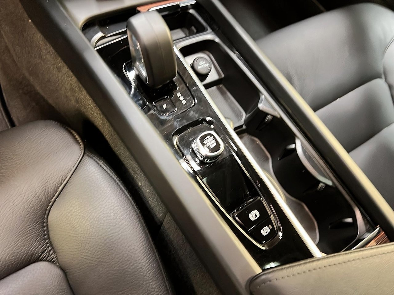 Volvo V60 B5 CROSS COUNTRY CORE CUIR TOIT PANO NAV 4RM 2025-15