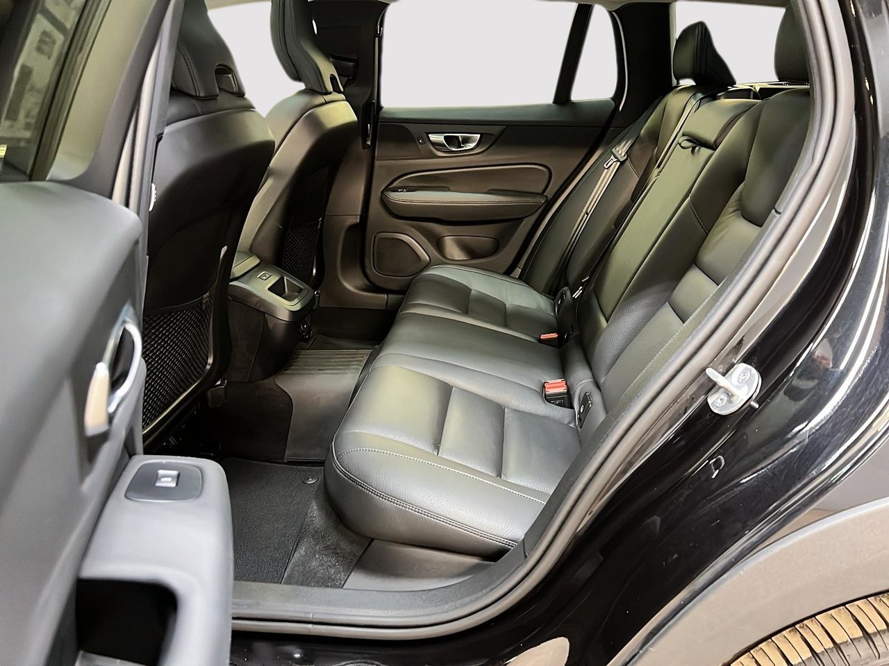 Volvo V60 B5 CROSS COUNTRY CORE CUIR TOIT PANO NAV 4RM 2025-8